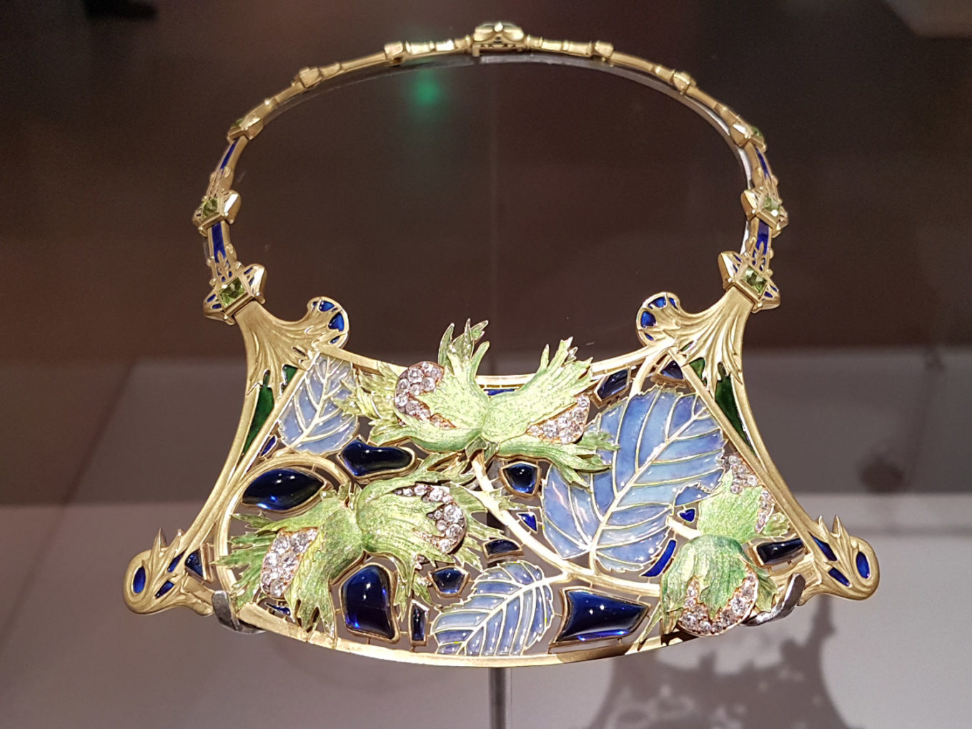 6-17_Jewellery_Focus_Medusa_3_Lalique