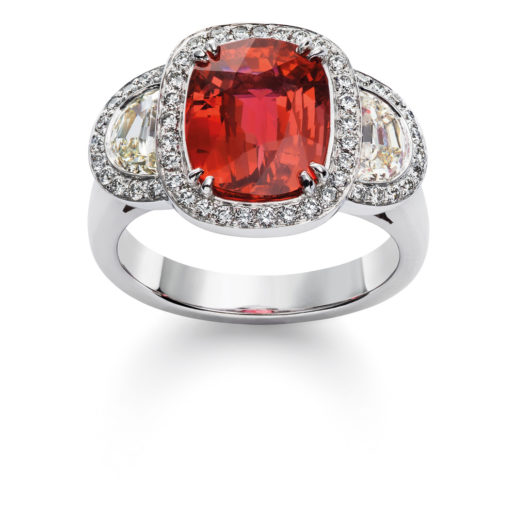 Ring in Weissgold mit Spinell (5.05 ct), zwei Halbmond-Diamanten und 52 Brillanten der Schmuckmanufaktur Frieden AG Creative Design.