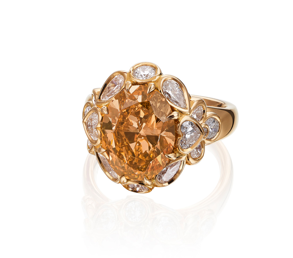 Ring „Young Lion“ der Schmuckmanufaktur Hans D. Krieger aus Idar-Oberstein in Roségold 750 mit einem champagnerfarbenen Diamanten und weissen Diamanten im Tropfen-, Herz- und Brillantschliff.