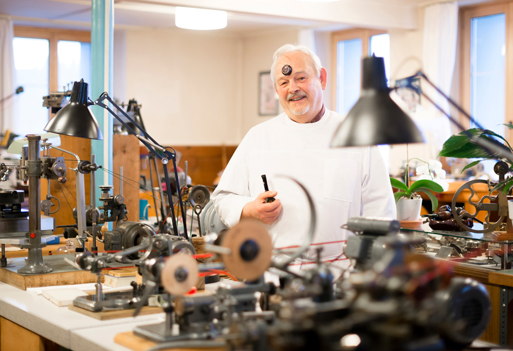 Philippe Dufour in seinem Atelier in Le Solliat