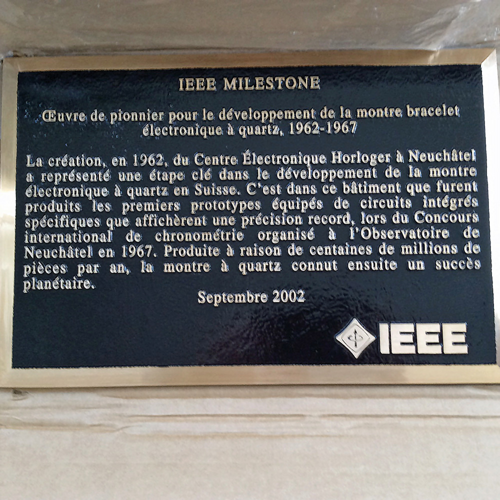 Die im Februar am früheren LSRH-CEH-Gebäude in Neuchâtel enthüllte Meilenstein-Bronzetafel des IEEE.