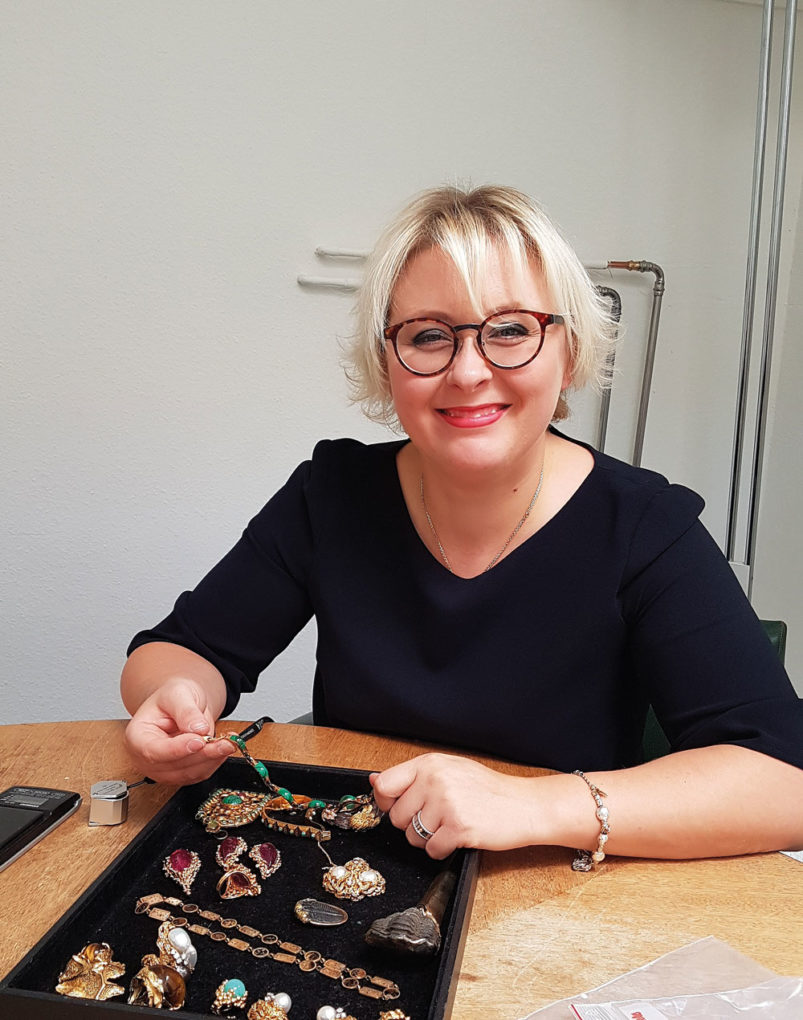 7-18_Jewellery_Cherchez-la-femme_01-Nathalie-Combe-Commissaire-priseur