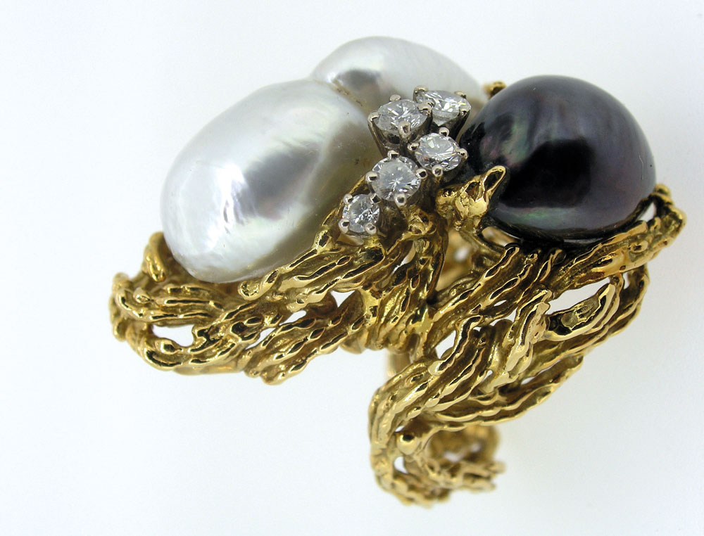 7-18_Jewellery_Cherchez-la-femme_03_Bague-or-jaune-GAlbert_perles-blanche_noire-et-brls