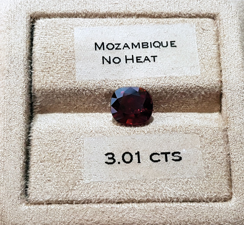 4-19_Stones_Cherchez-la-Femme_04-Rubis-Mozambique-no-heat-3.01-cts