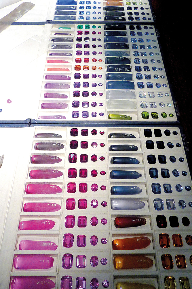 6-19_Stones_Femme_04-Plus-de-300-couleurs