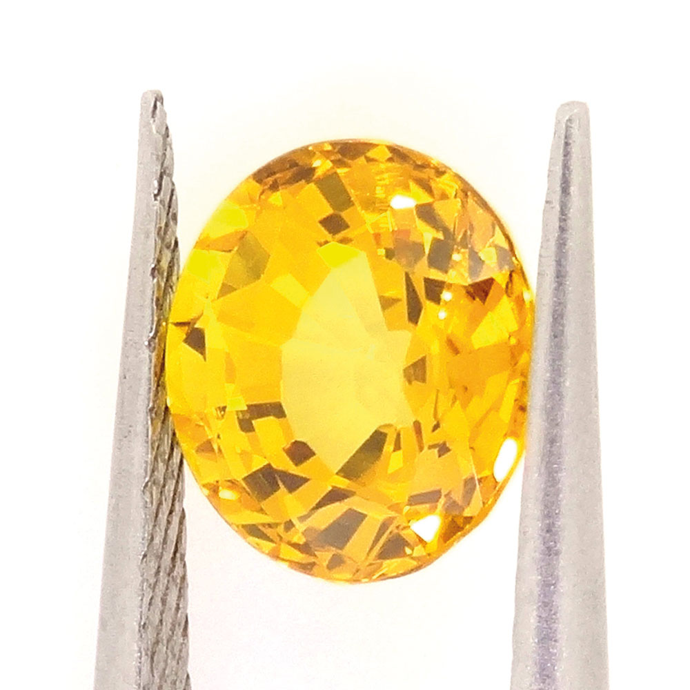 3-2020_Stones_Quand-le-soleil-se-fond_005-Saphir-Jaune-177-Carat-03