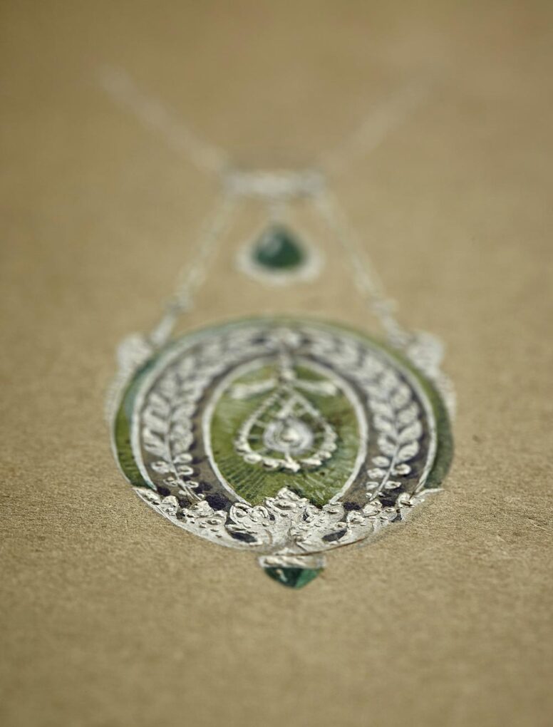 9-2021_Jewellery_Tu-vois-ce-que-je-dessine_03-Atelier-Bredillard-Hatot-Pendentif-vert-Photo-Benjamin-Chelly