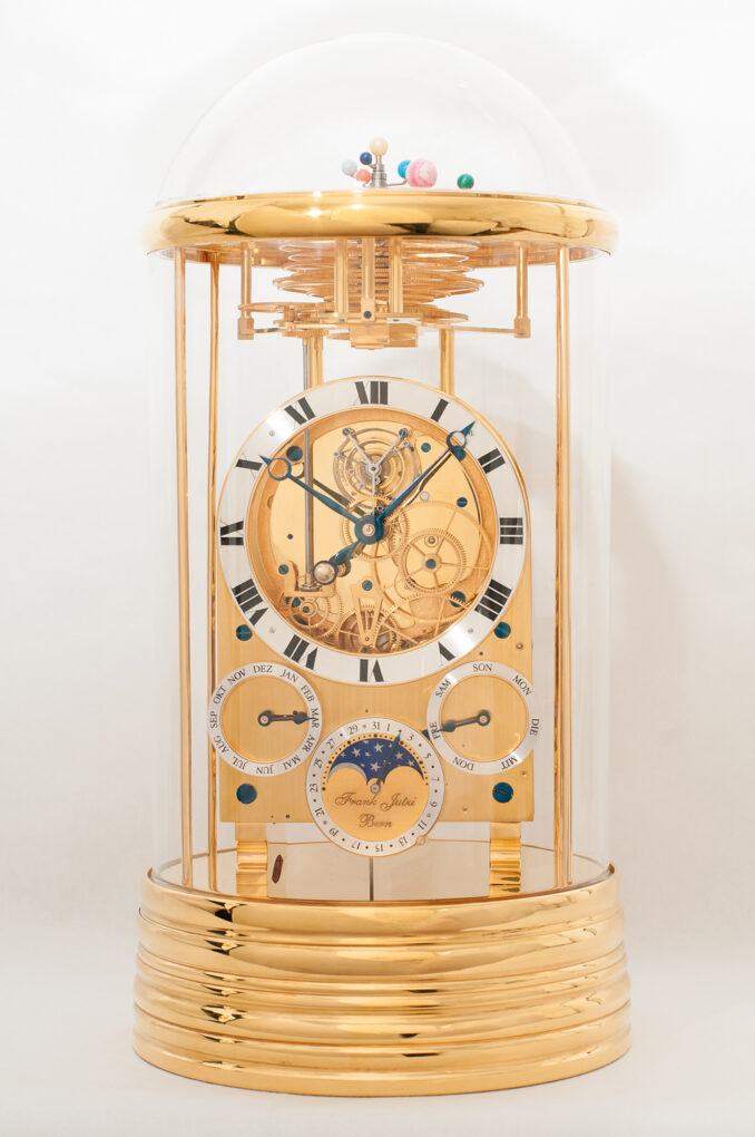 1-2022_Watches_Frank-Jutzi_Tischuhr-mit-Planetarium_23_tu_astrolabium_01_front