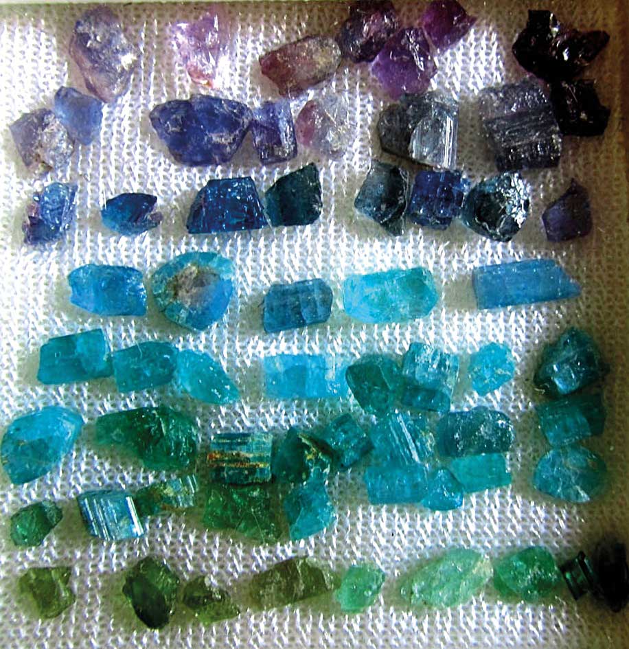 7-2022-Stones_Les-couleurs-se-rebiffent_004-Pariba-tourmalines-brutes