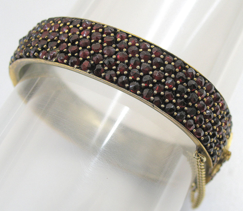 1-2023-Stones_Viva-Magenta_001-Bracelet-grenats-taille-rose