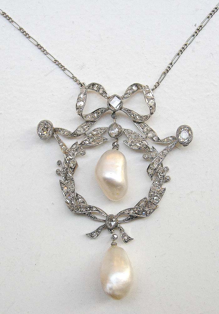 1-2024-Jewellery_Metaphysique-des-noeuds_005-Collier-noeud-1900-perle-et-diamants--CdV