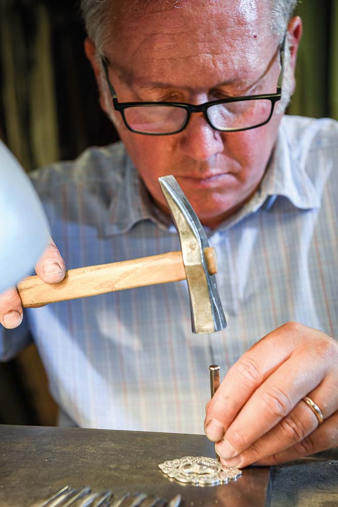 6-2024-Jewellery_Faessler_beim-Beschlagen