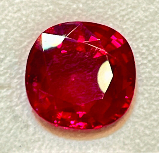 Ein feiner Rubin aus Burma mit 8.99 Carat, nicht erhitzt und Pigeon-Blood-Farbe, wurde für eine Million US-Dollar pro Carat angeboten.