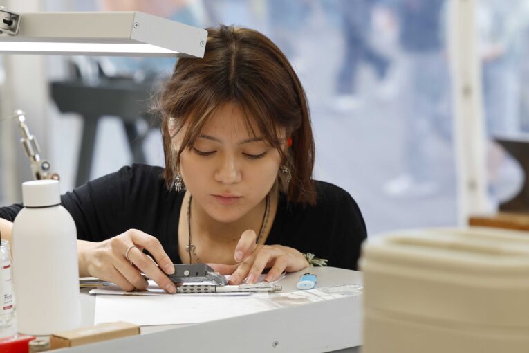 Reina Nakamura bei der Arbeit an ihrem Werkstück für den Wettbewerb.