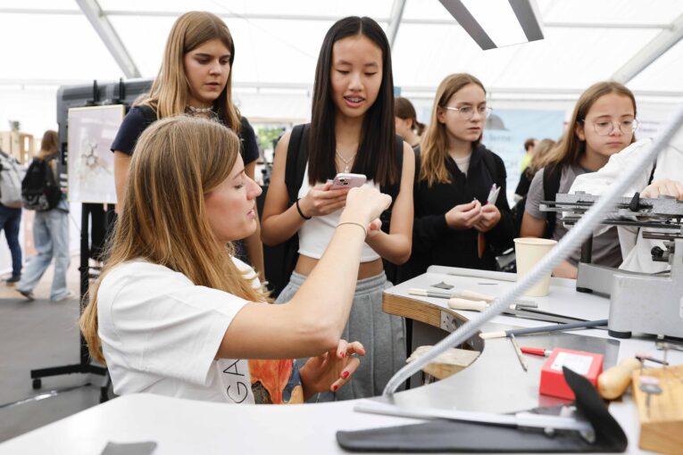 Am Demo-Stand konnten die jungen Besucherinnen das Handwerk hautnah miterleben.