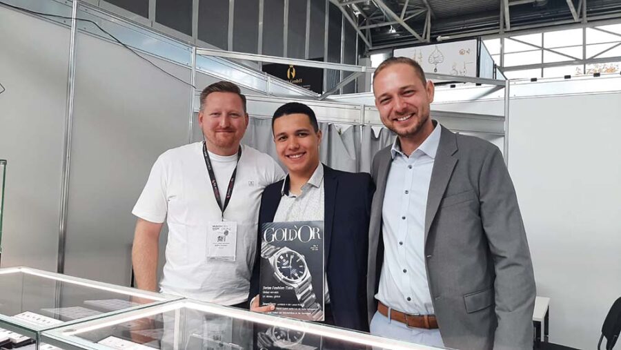 Tobias Kempf (v.r.) mit Bruder Leonardo und Edelsteinfasser Arthur Krutsch.