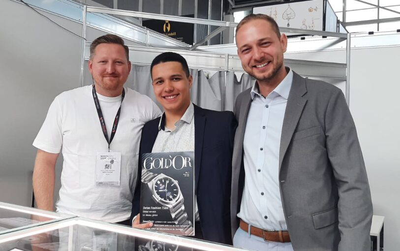 Tobias Kempf (v.r.) mit Bruder Leonardo und Edelsteinfasser Arthur Krutsch.