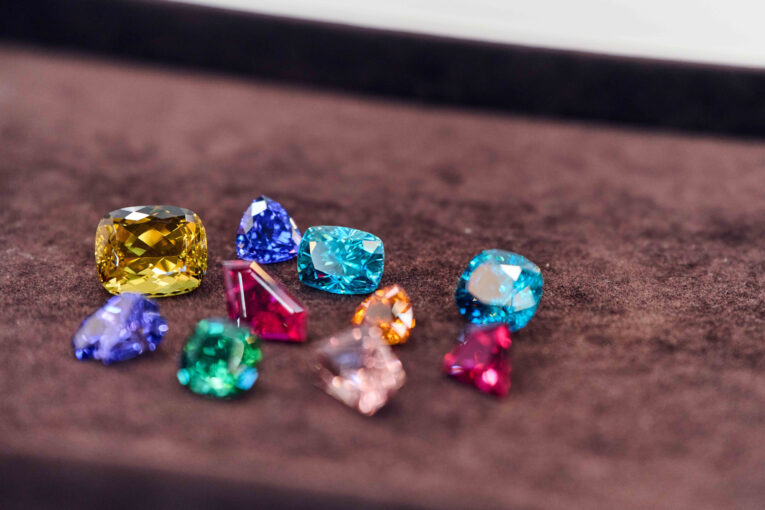 Eine Auswahl geschliffener Edelsteine.