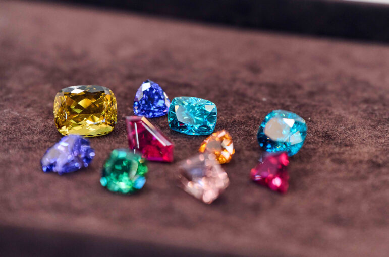 Eine Auswahl geschliffener Edelsteine.
