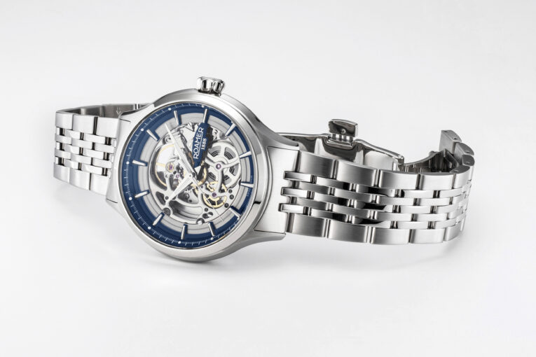 Blau und Schwarz harmonieren in Roamers vierter „Competence Skeleton“-Kollektion mit silbernem und goldenem Edelstahl. Die Schweizer Firma führt mit dieser Uhr ihre mehr als hundertjährige Geschichte fort.