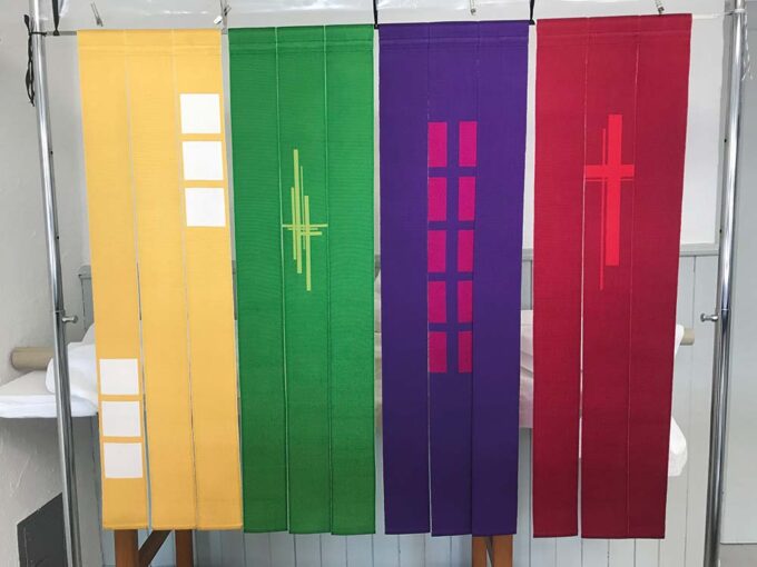 Mit diesen Tüchern wird der Ambo, das Lesepult in katholischen Kirchen, für jede liturgische Feier passend geschmückt.