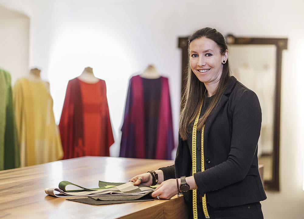 Gewebegestalterin Zoe Wüst am Beratungstisch der Paramentenwerkstatt.
