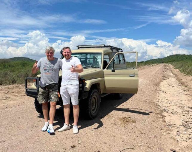 Arthur Krutsch (r.) mit einem Freund in Tansania.