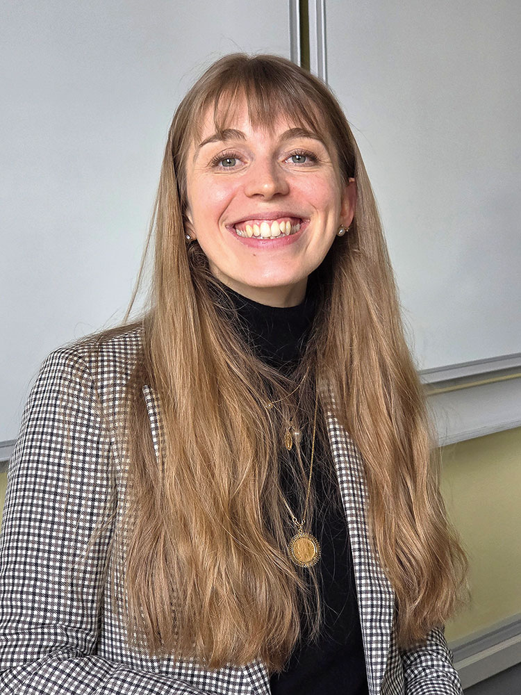 3-2026-Jewellery_Couronne-de-France_01-Sophie-portrait,-souriante