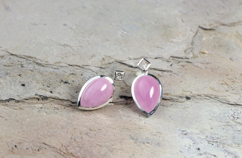 Ohrstecker in Weissgold mit Kunzit und Diamanten.