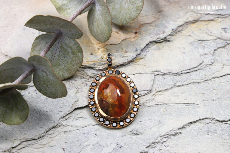 Anhänger in Rotgold mit Opal und schwarzen Brillanten.