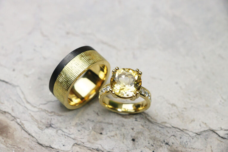 Ringe in Gelbgold mit Carbon, Citrin und Brillanten.