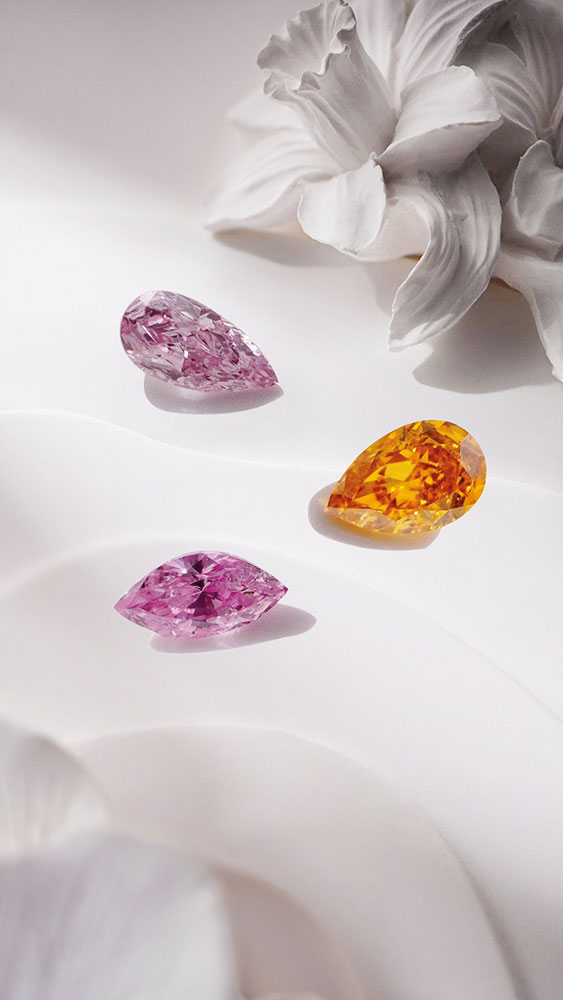 Drei naturfarbene Diamanten (GIA, Fancy Colour) des Ausstellers Dynamic International.