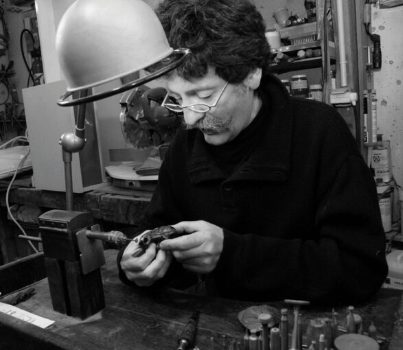 Hervé Obligi est glypticien et marqueteur de pierres dures. Il se fait connaître par sa collection d’objets d’écritures, graphique et sculpturale. Élégance, épure et préciosité déterminent sa démarche. Il crée et façonne des objets précieux pour des designers et des grandes maisons de luxe: Hermès, Boucheron, des cadrans en marqueterie de pierres dures pour Piaget, des panneaux décoratifs pour les boutiques Cartier de New York et Paris. 