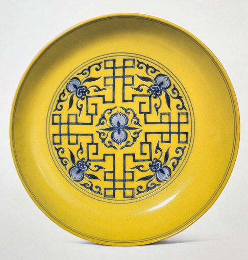 Plat en porcelaine décoré en bleu cobalt sous couverte et aux émaux. Dynastie Qing, marque et règne de Yongzheng (1732-1735), Fondation Baur, Musée des Arts d’Extrême-Orient.