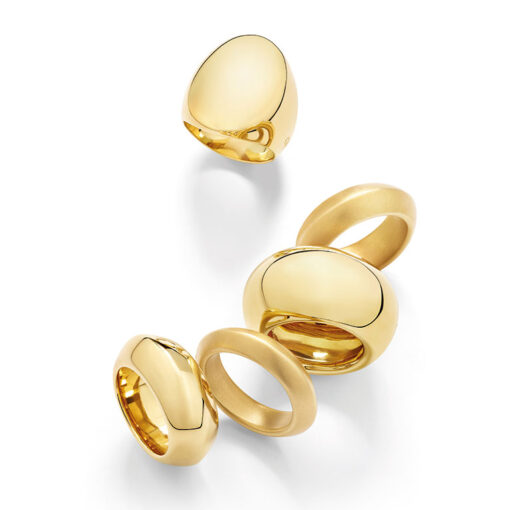 Pomellato, ce sont aussi des bagues impressionnantes, à l’italienne, sobre mais sculpturales. Les modèles Ventaglio, Chevalier, Bombato et Sezione Triangolare représentent le triomphe des lignes d’or sensuelles, fidèles au langage stylistique de la maison, 1981-1999. Photo: Pomellato 