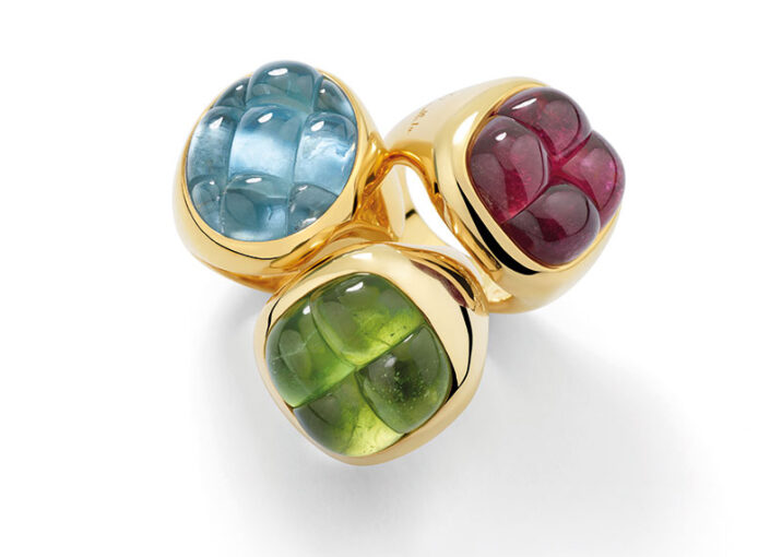Puisant leur inspiration dans l’art intemporel de la mosaïque, aigues-marines, péridots et rubellites (tourmalines rouges) magnifient les bagues Mosaico et inscrivent un artisanat ancestral dans l’ère moderne, 1997-1999. Photo: Pomellato