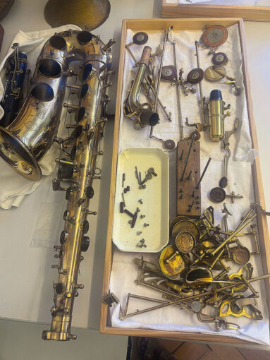 Für die Revision muss ein Instrument komplett zerlegt werden.