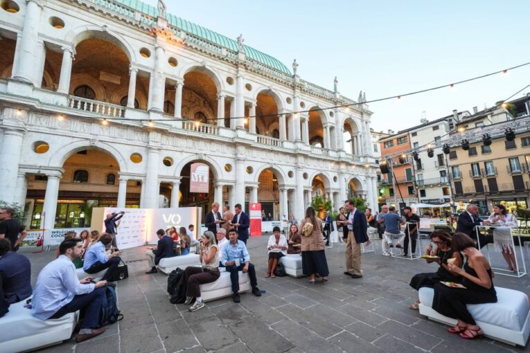 Der Cocktailempfang auf der Piazza dei Signori in der Altstadt lud am Freitag zum entspannten Austausch ein.